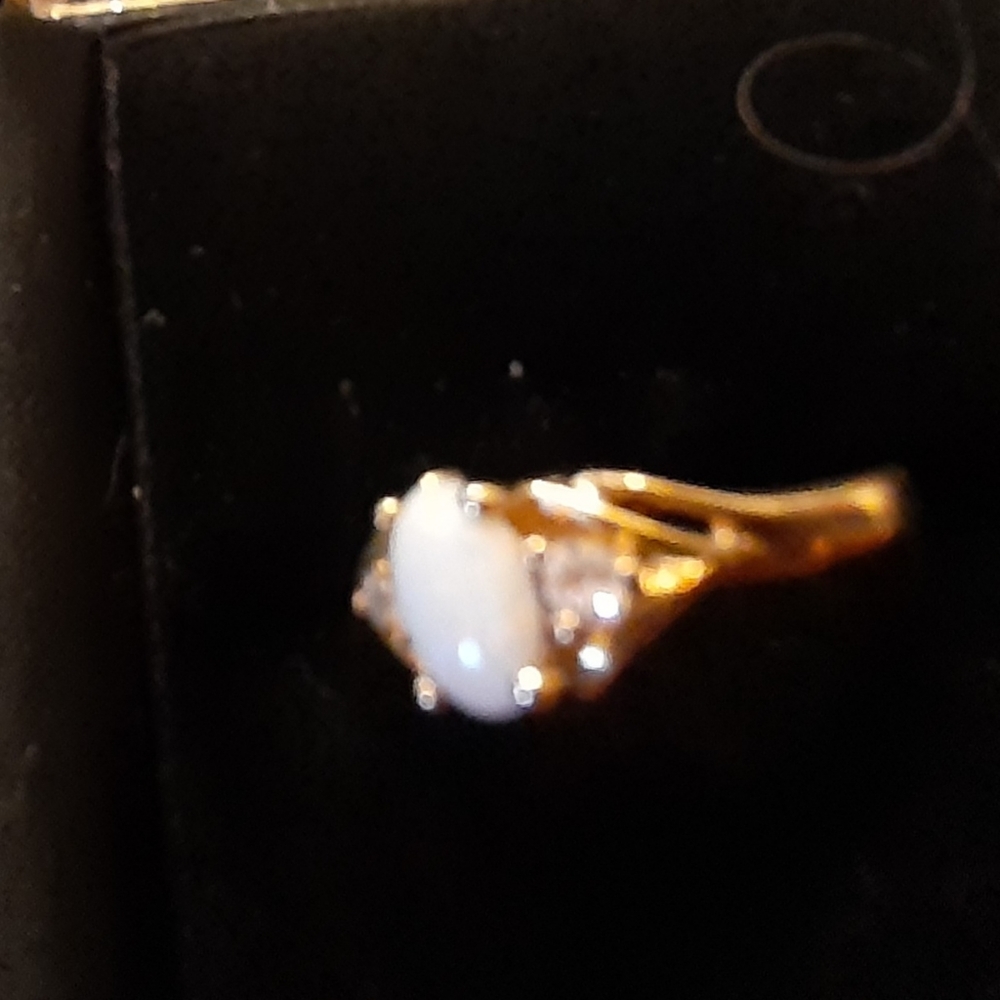 10 K Opal and diamond ring - Picture 9 of 9